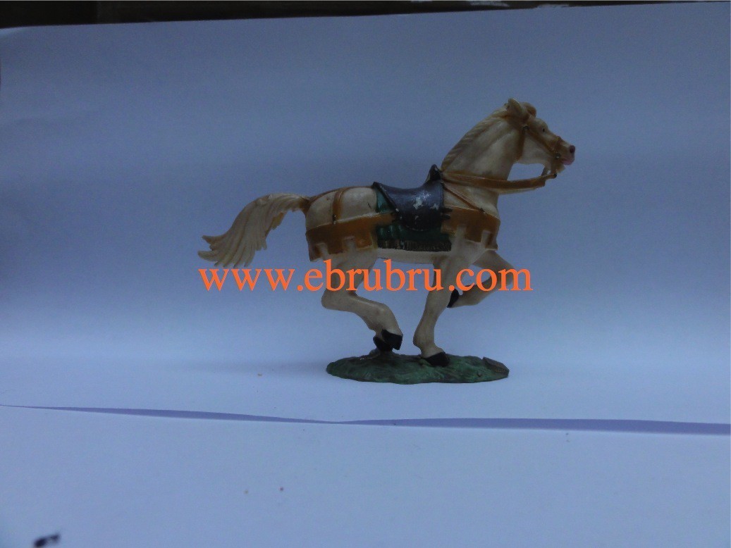 Cheval blanc ivoirine au galop socle gazon couverture verte Starlux