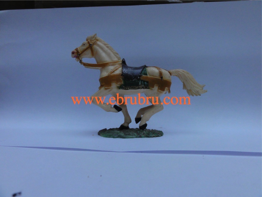 Cheval blanc ivoirine au galop socle gazon couverture verte Starlux