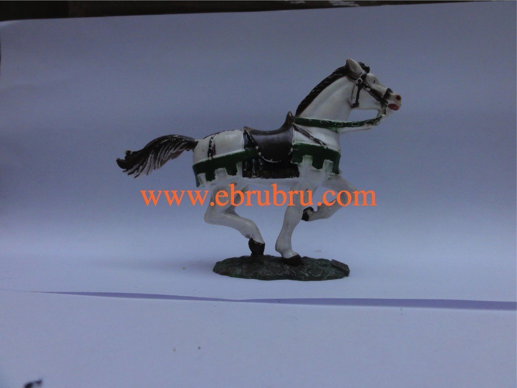 Cheval blanc au galop socle gazon couverture noire Starlux