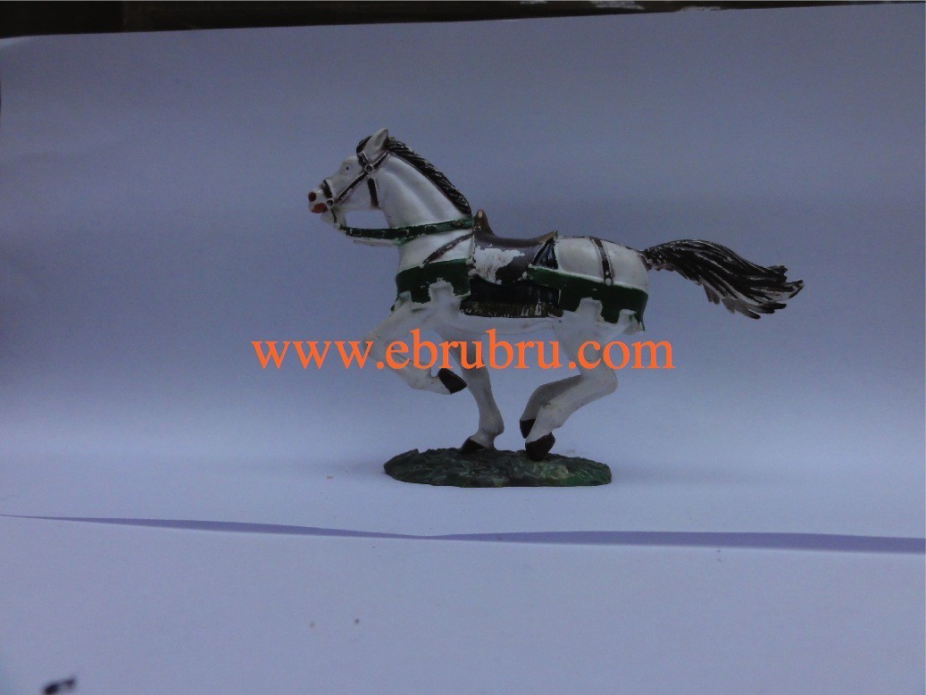 Cheval blanc au galop socle gazon couverture noire Starlux