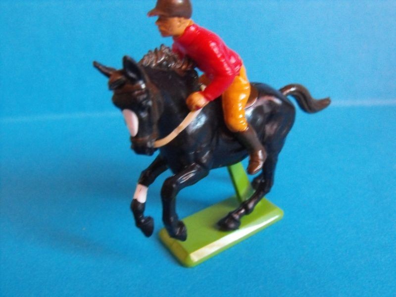 CAVALIER CIVIL BRITAINS ENGLAND SAUT A CHEVAL