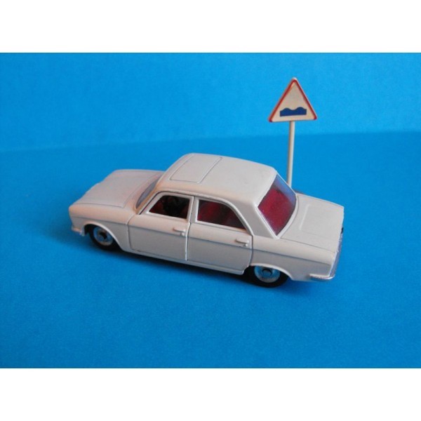 PEUGEOT 304 BERLINE DINKY TOYS