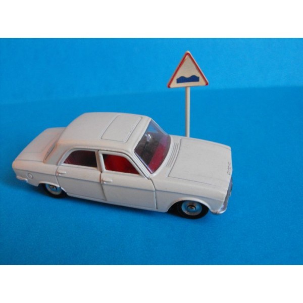 PEUGEOT 304 BERLINE DINKY TOYS