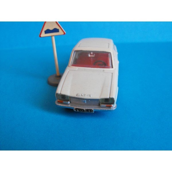 PEUGEOT 304 BERLINE DINKY TOYS