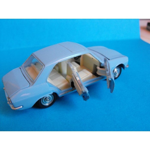 PEUGEOT 504 BERLINE DINKY TOYS