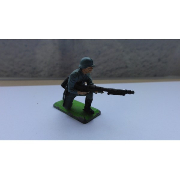 SOLDAT ALLEMAND MG A LA HANCHE ACCROUPI BRITAINS DEETAIL