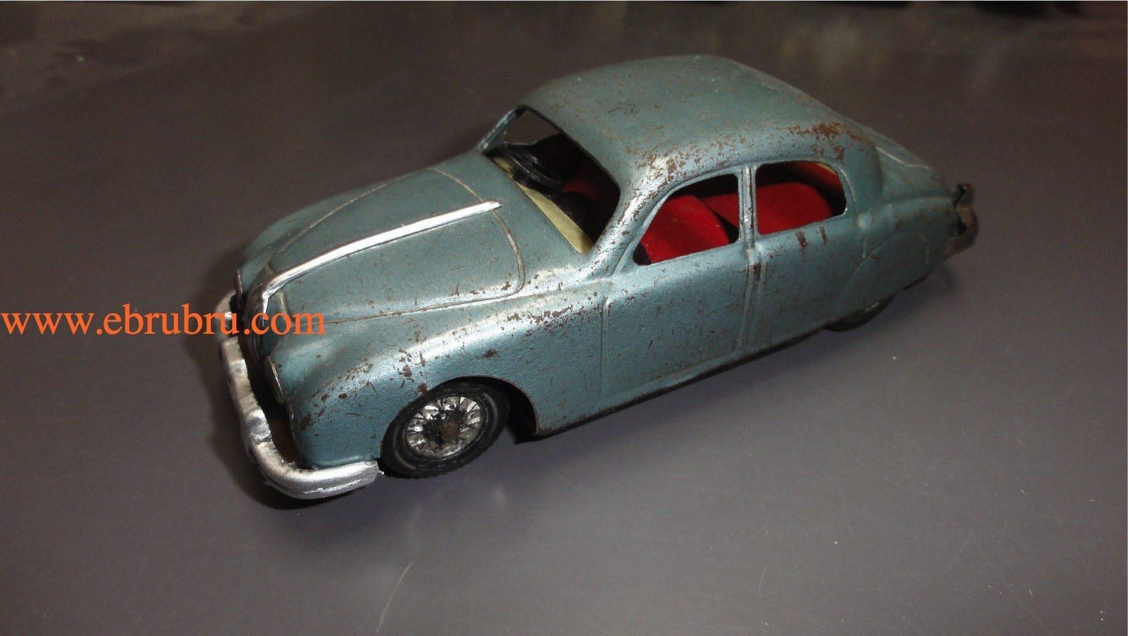 Jaguar 2-4 Salon Scalex Bleu  tinplate friction drive SCALEXTRIC