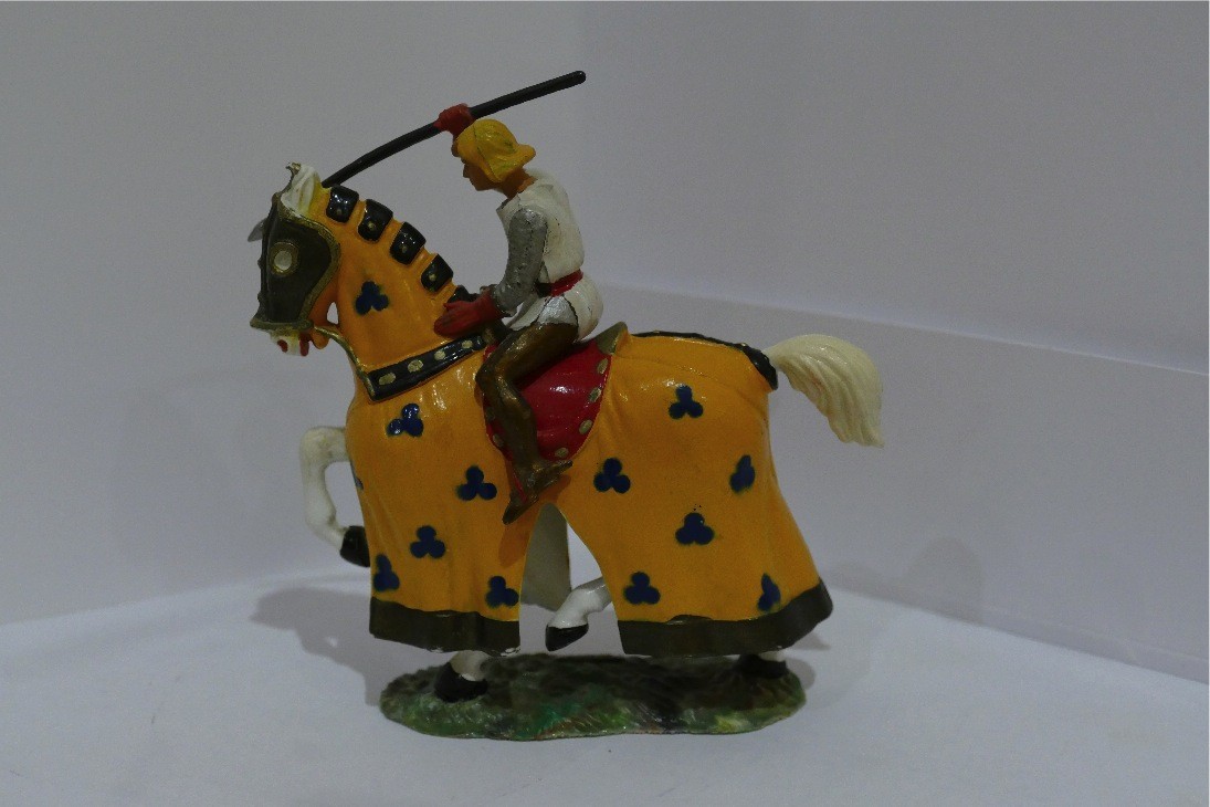 Starlux  Moyen-âge  réf 6103 cavalier pieu et Cape sur cheval blanc avec Robe