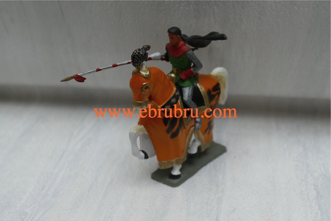 Seigneur Lance et cape Cheval Robe au pas Orange 3 lions Starlux                            Starlux