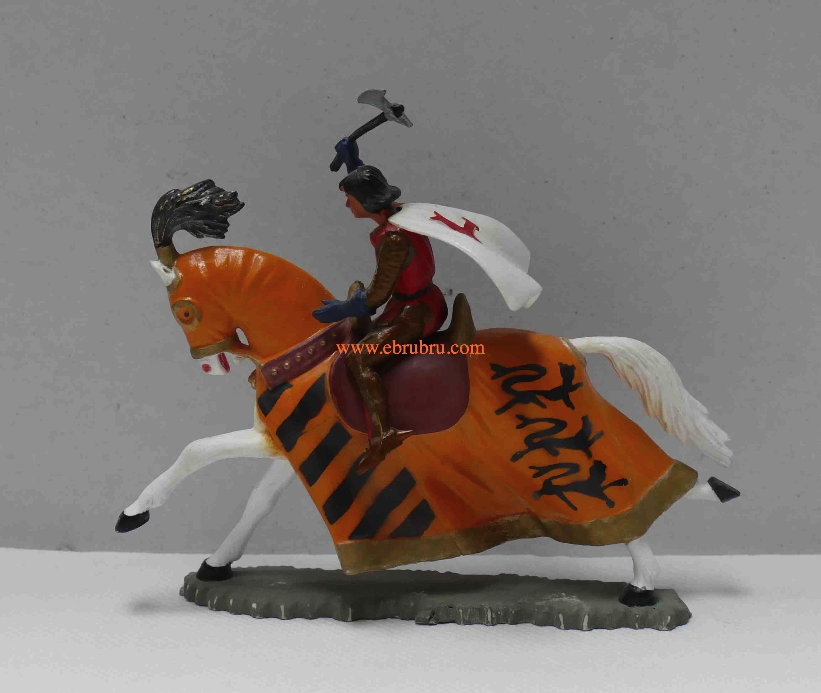 CHEVALIER AVEC HACHE ET CAPE  CHEVAL AU GALOP HARNOIS DE JOUTES ORANGE 3 LEOPARDS STARLUX