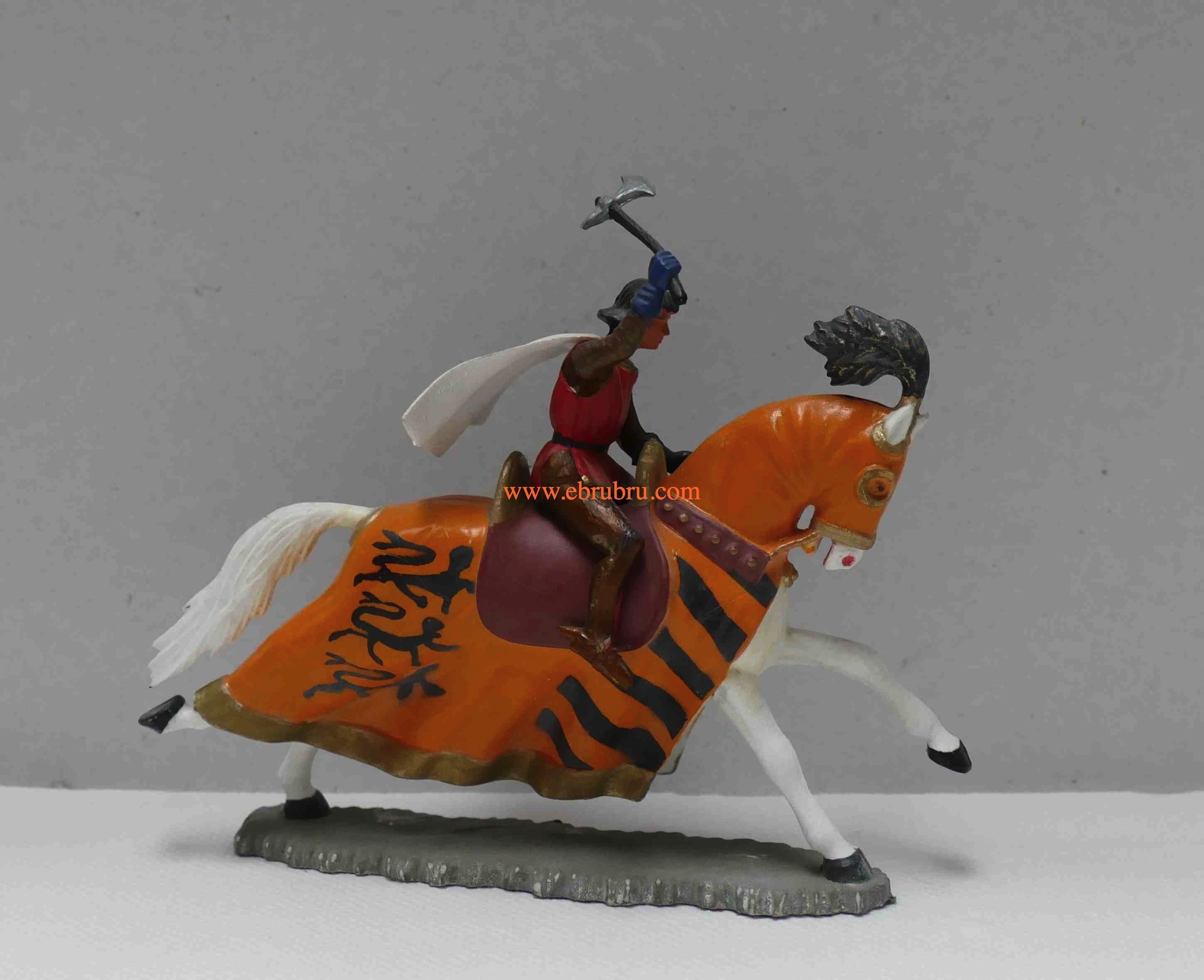 CHEVALIER AVEC HACHE ET CAPE  CHEVAL AU GALOP HARNOIS DE JOUTES ORANGE 3 LEOPARDS STARLUX