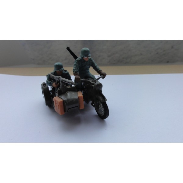 SIDE CAR & MOTORCYCLE GERMAN WW2 BRITAINS DEETAIL