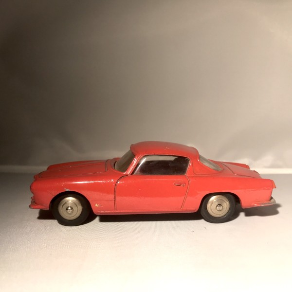 Alfa Romeo rouge DINKY TOYS 24J