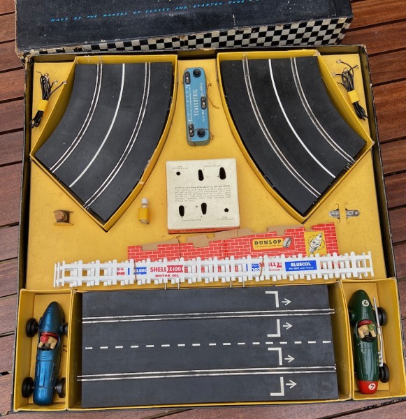 COFFRET SET TINPLATE SCALEXTRIC AVEC FERRARI ET MASERATI