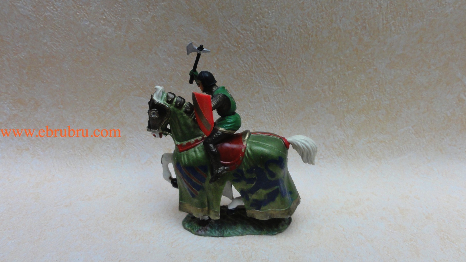 CHEVALIER HACHE ET BOUCLIER  CHEVAL  ROBE VERTE GRIFFON STARLUX REF 6104