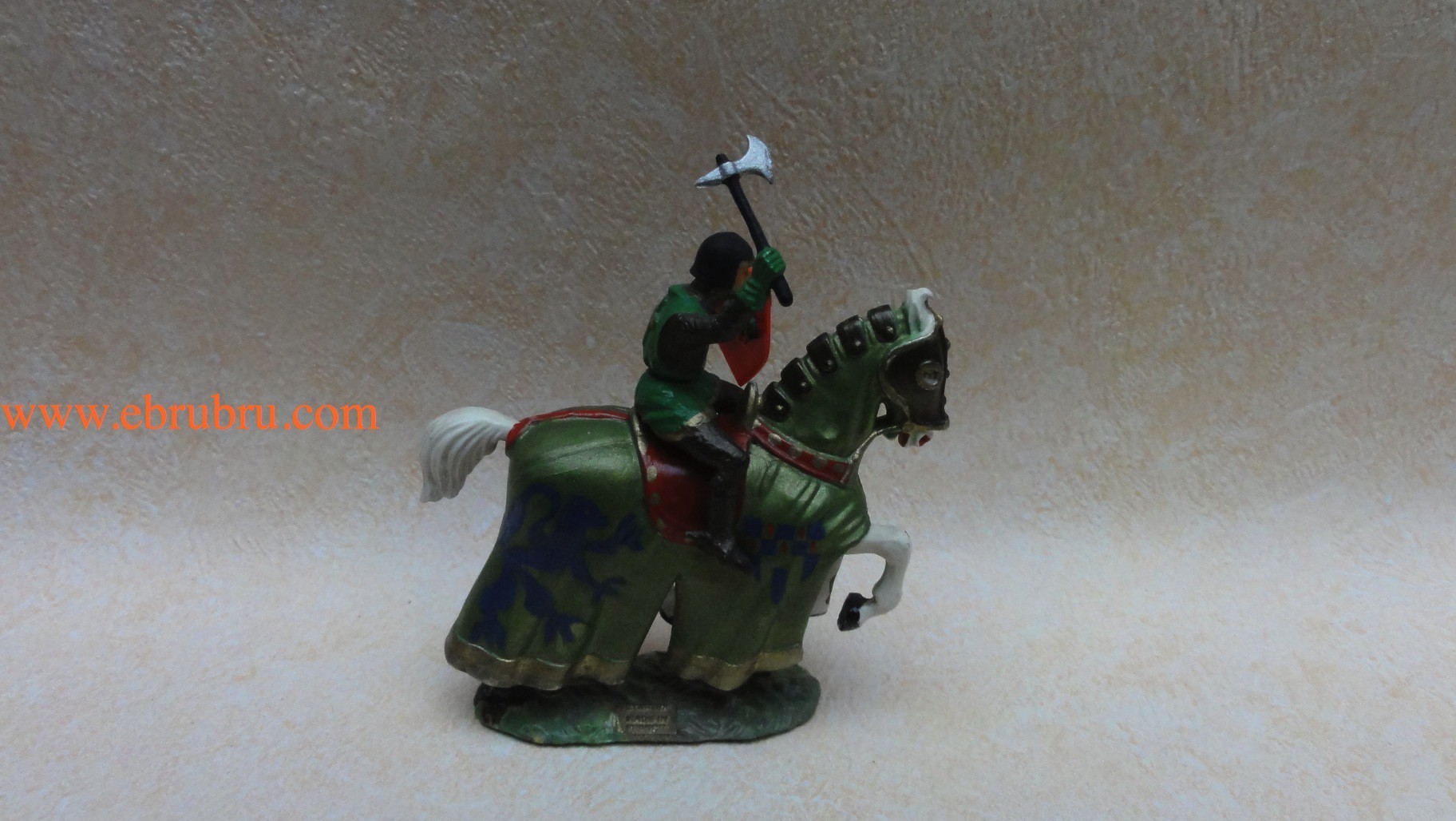 CHEVALIER HACHE ET BOUCLIER  CHEVAL  ROBE VERTE GRIFFON STARLUX REF 6104