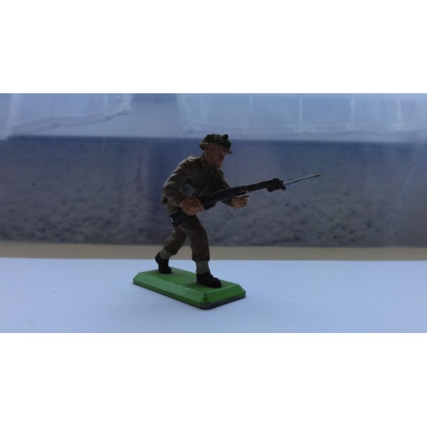 SOLDAT ANGLAIS WWII CHARGEANT BAYONETTE BRITAINS DEETAIL