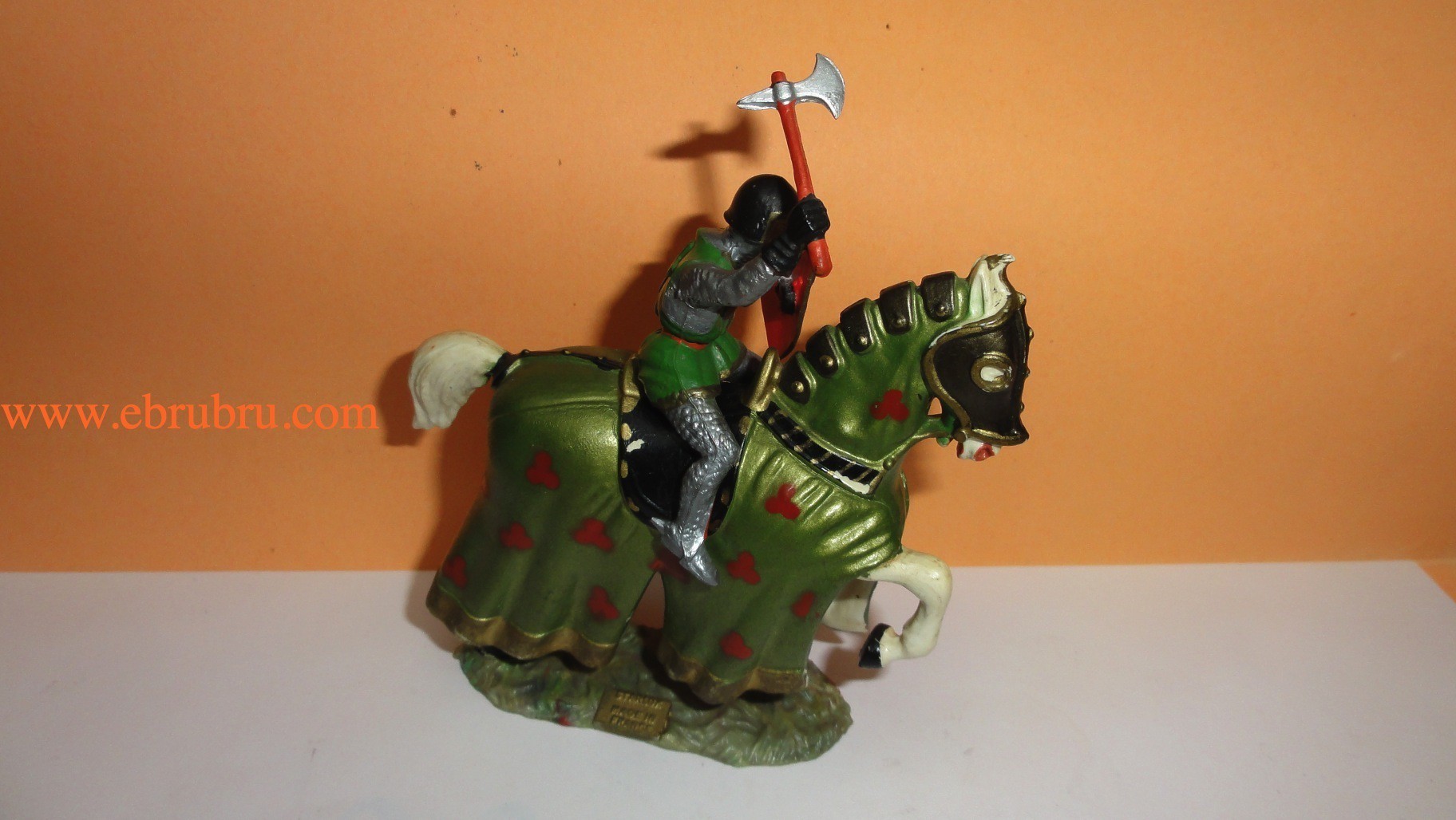 CHEVALIER HACHE ET BOUCLIER SUR CHEVAL A ROBE VERTE STARLUX REF 6104