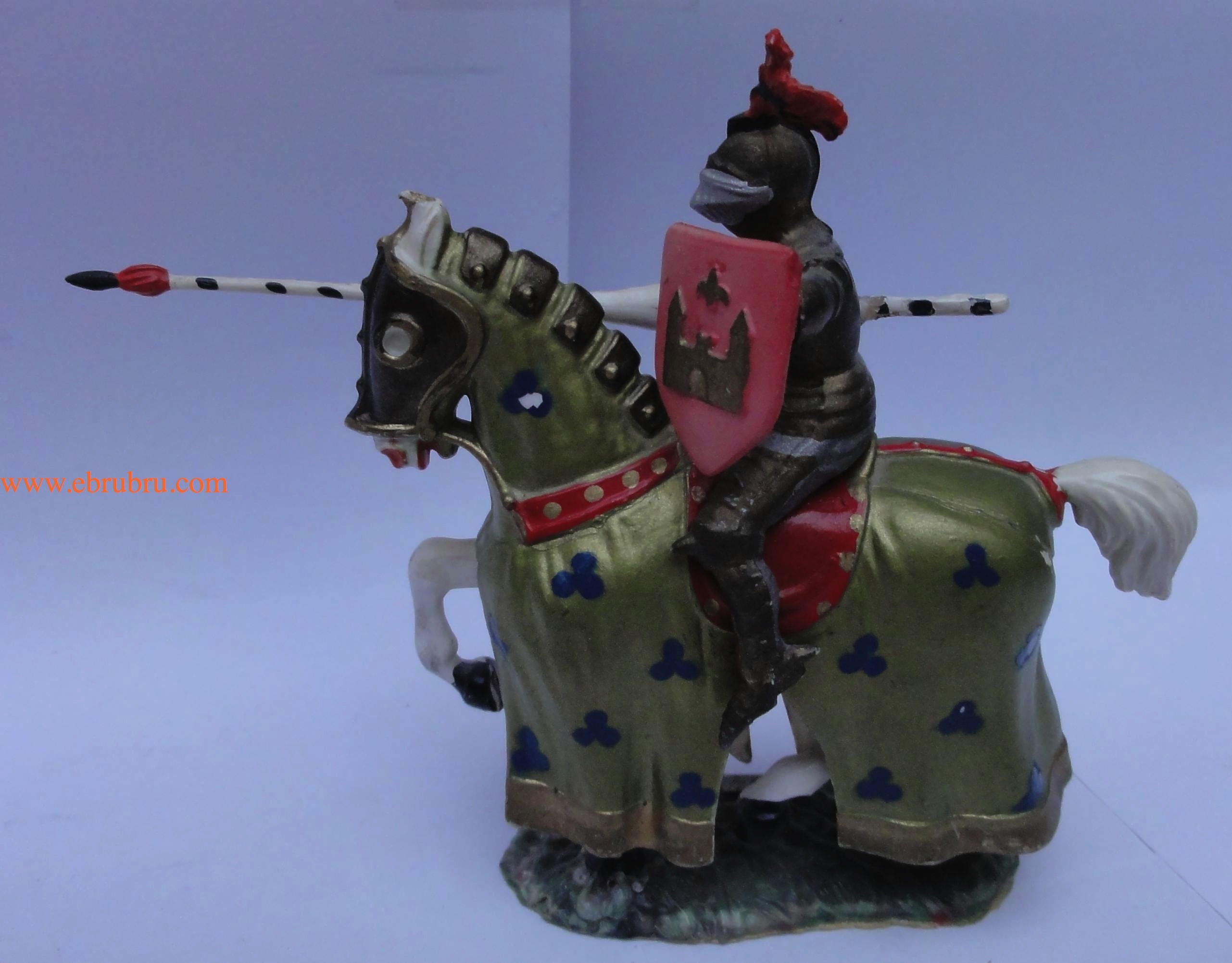 CHEVALIER LANCE ET ARMURE SUR CHEVAL A ROBE STARLUX REF 6102