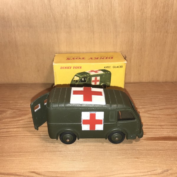 AMBULANCE MILITAIRE RENAULT CARRIER DINKY TOYS RÉF 80 F MILITAIRE 1/43