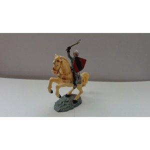 CAVALIER MOYEN ÂGE HACHE ET BOUCLIER SUR CHEVAL CABRÉ STARLUX IVOIRINE RÉF 6104 BIS