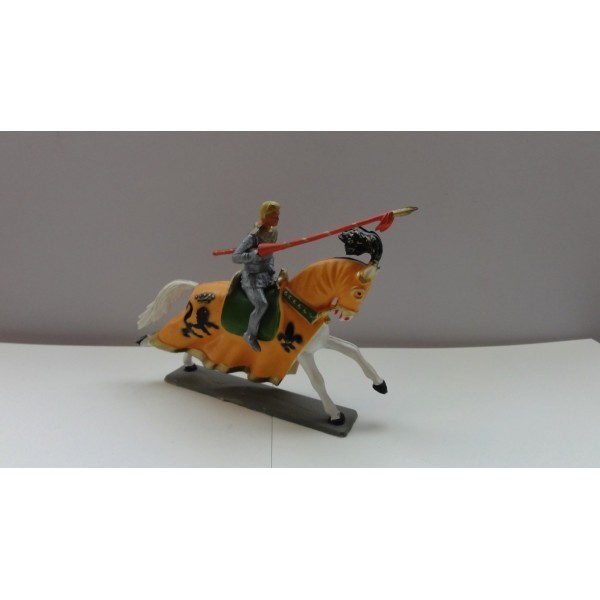 CHEVALIER  AVEC MASSE D'ARMES, CAPE ET BOUCLIER CHEVAL BLANC AU GALOP AVEC HARNOIS DE JOUTES JAUNE ORANGÉ AVEC LION  STARLUX