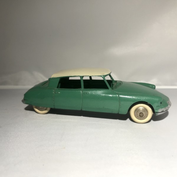 DS 19 verte sans glaces citroen Dinky toys réf 24C