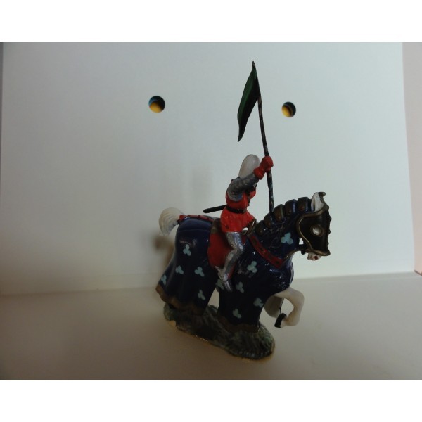 CAVALIER AVEC PORTE ORIFLAMME CHEVAL A ROBE BLEU FONCÉ SOCLE PELOUSE STARLUX MOYEN ÂGE