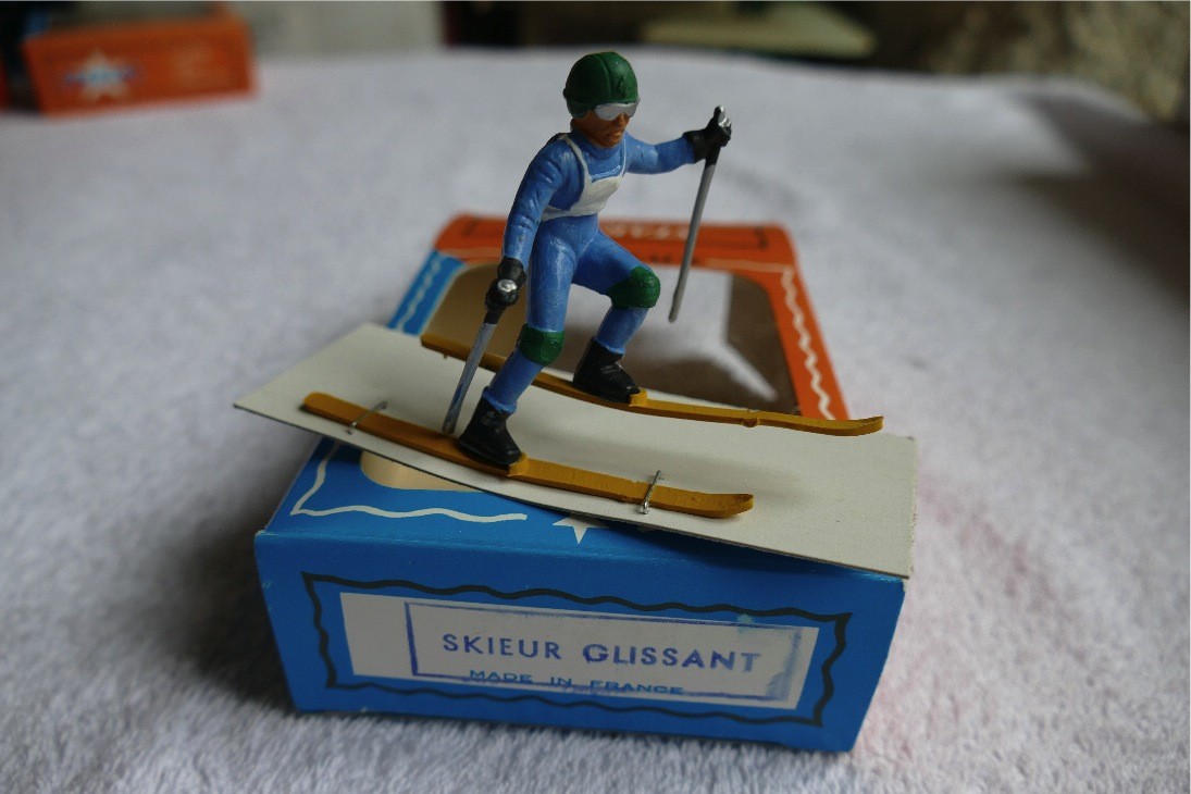 Skieur Starlux en virage ski de piste avec boite