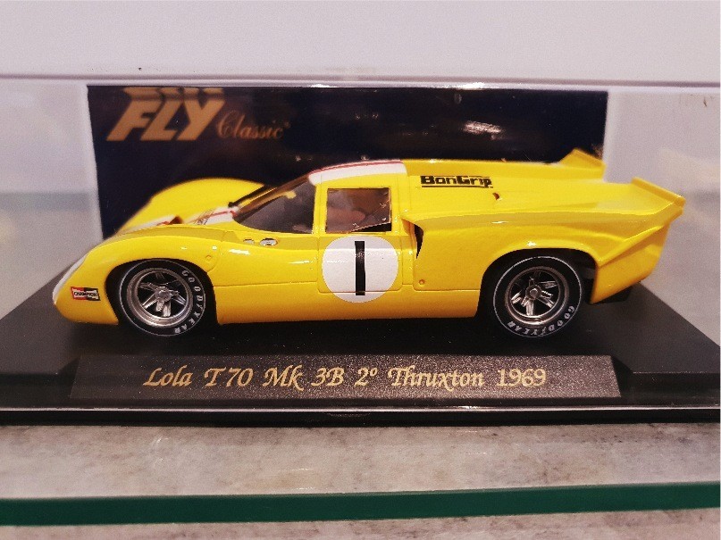 FLY C32 LOLA T70 MK 3B AMARILLO