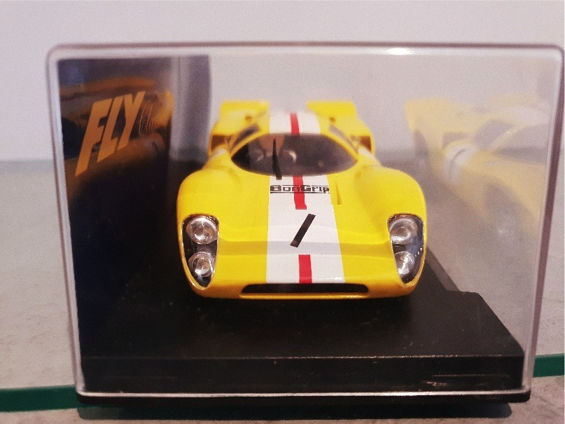 FLY C32 LOLA T70 MK 3B AMARILLO