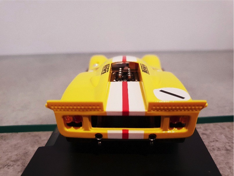 FLY C32 LOLA T70 MK 3B AMARILLO