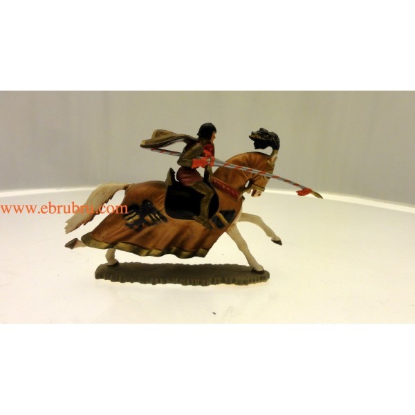 CAVALIER LANCE ET ARMURE SUR  CHEVAL AU GALOP AVEC HARNOIS DE JOUTES MARRON METALLISE AVEC UN AIGLE STARLUX