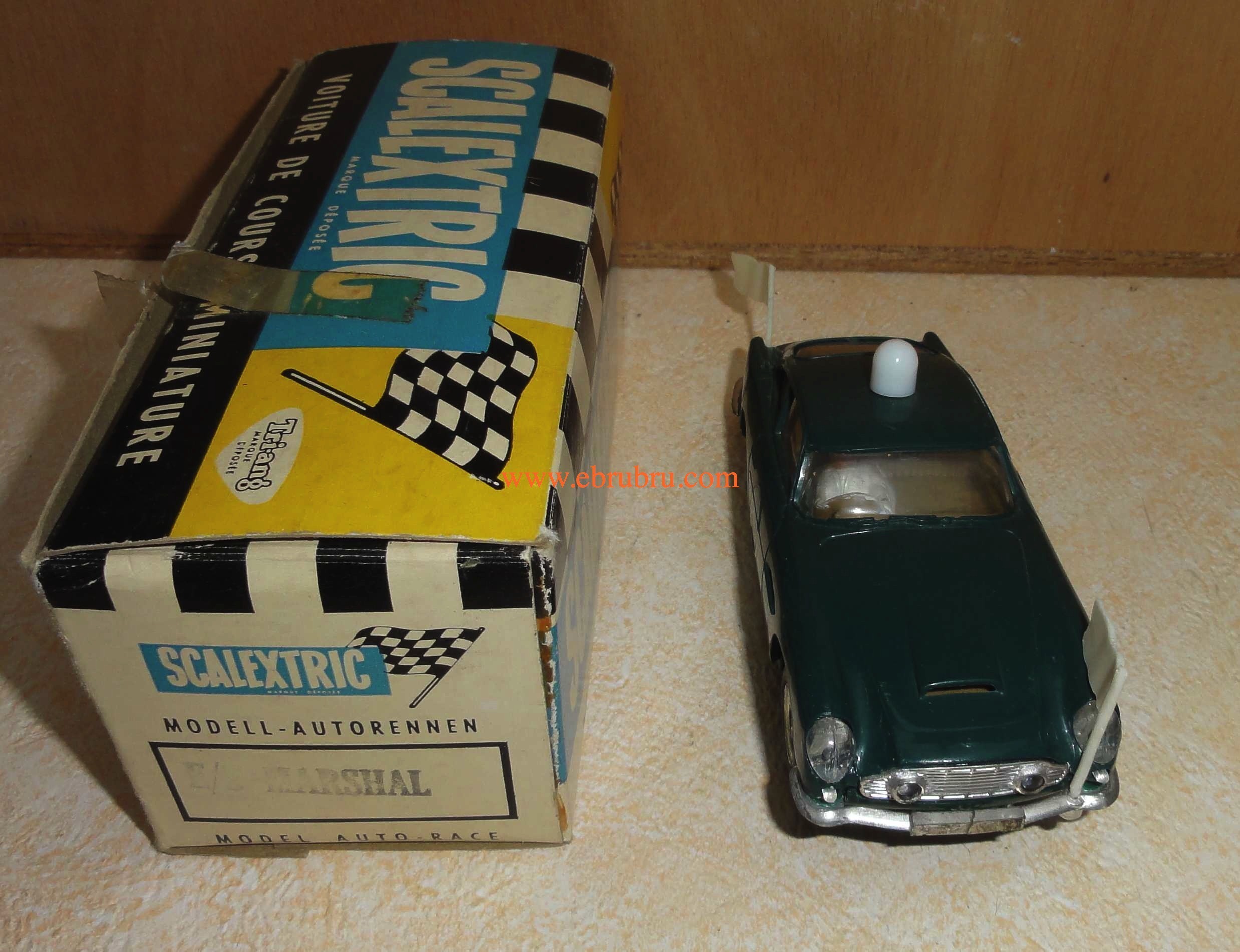 ASTON MARTIN DB4 GT MARSHAL VERTE SCALEXTRIC BLACK E5