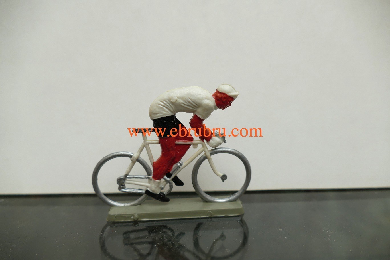 Cycliste Starlux coureur spintant avec casquette maillot blanc ref 295