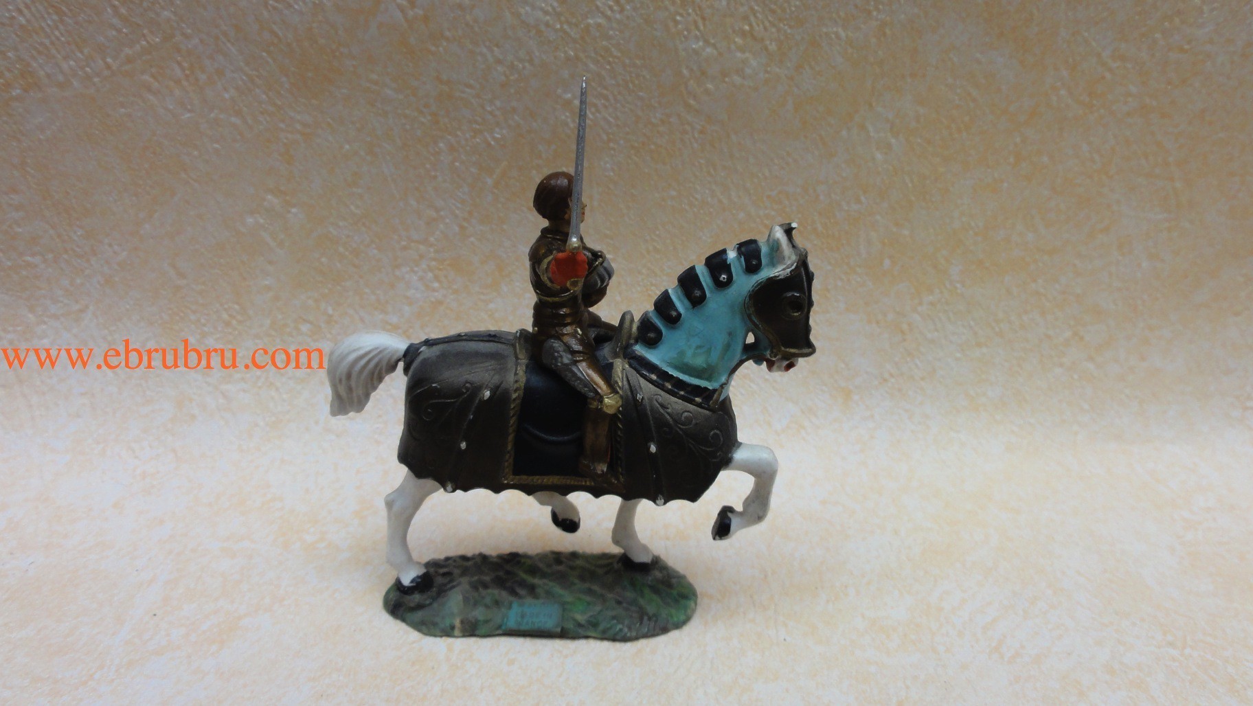 CAVALIER JEANNE D'ARC ÉPÉE ET CASQUE CHEVAL AVEC CAPARACON SOCLE GAZON STARLUX MOYEN ÂGE