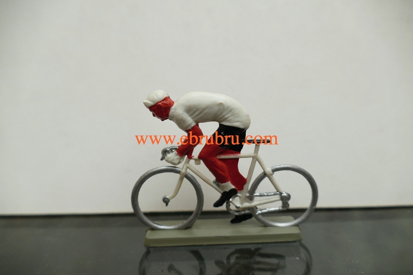 Cycliste Starlux coureur spintant avec casquette maillot blanc ref 295