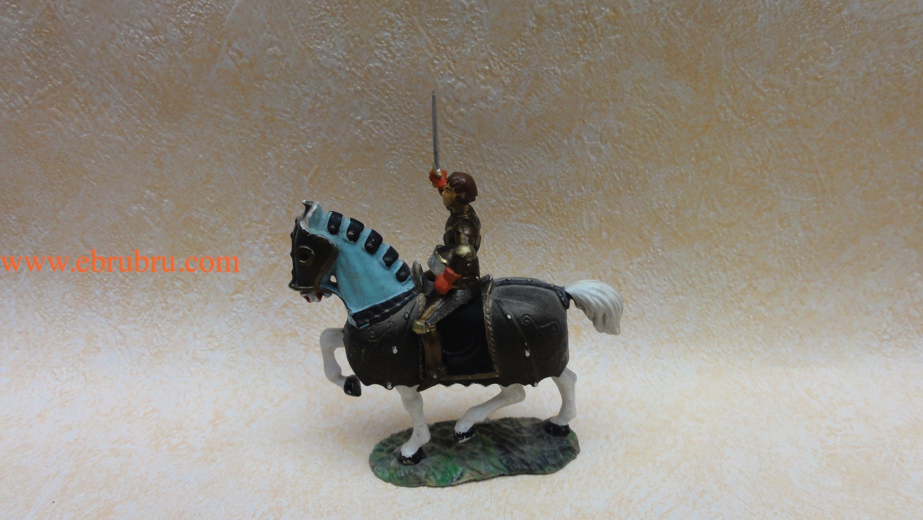 CAVALIER JEANNE D'ARC ÉPÉE ET CASQUE CHEVAL AVEC CAPARACON SOCLE GAZON STARLUX MOYEN ÂGE