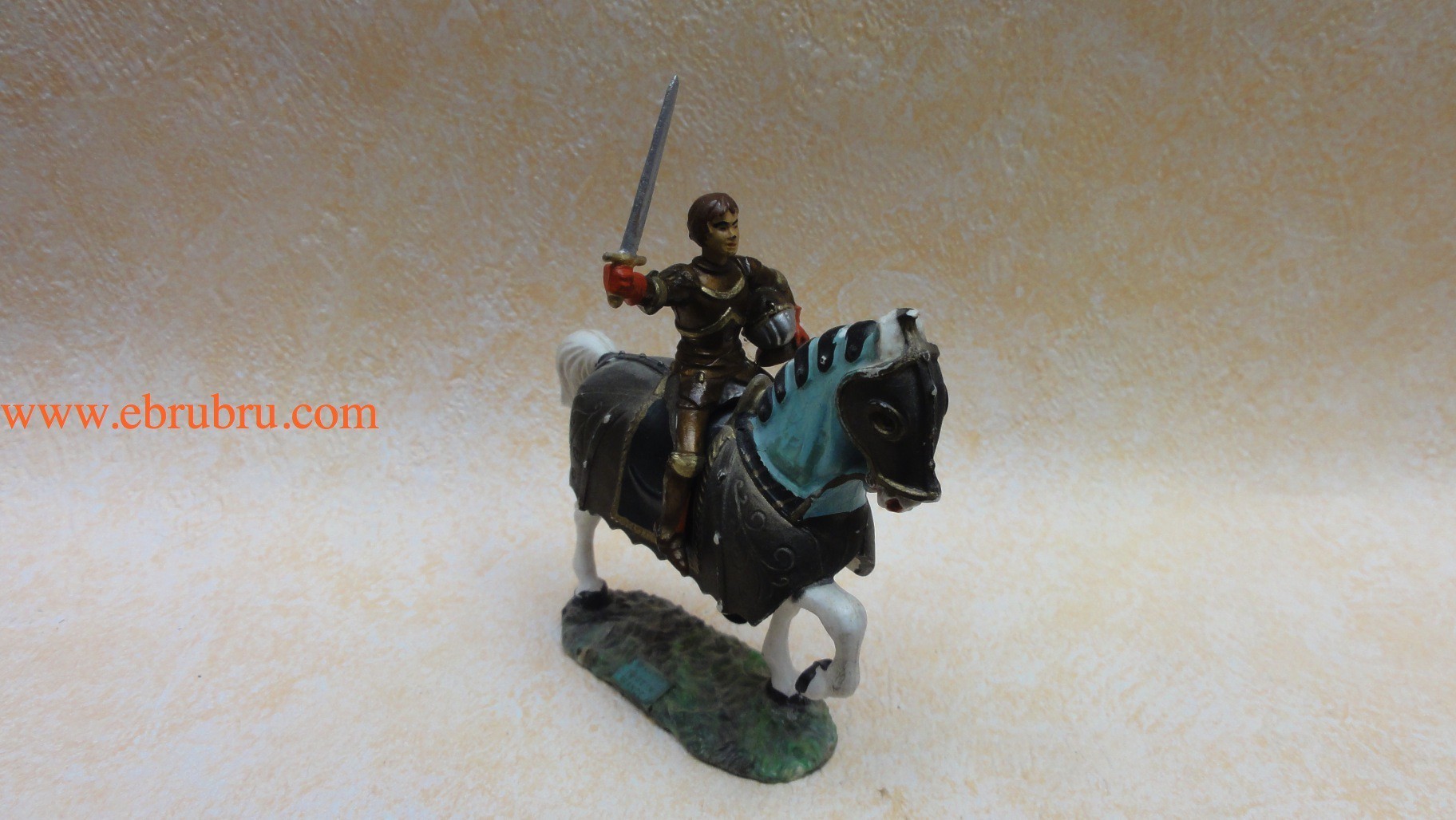 CAVALIER JEANNE D'ARC ÉPÉE ET CASQUE CHEVAL AVEC CAPARACON SOCLE GAZON STARLUX MOYEN ÂGE