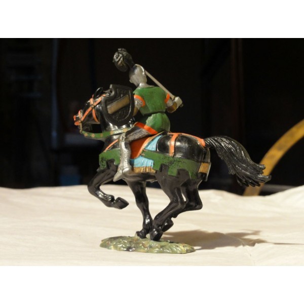 SEIGNEUR COMBATTANT SUR CHEVAL AU GALOP SOCLE PELOUSE STARLUX MOYEN ÂGE