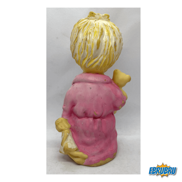 Petite fille en pyjama avec ourson - Poupée Pouet