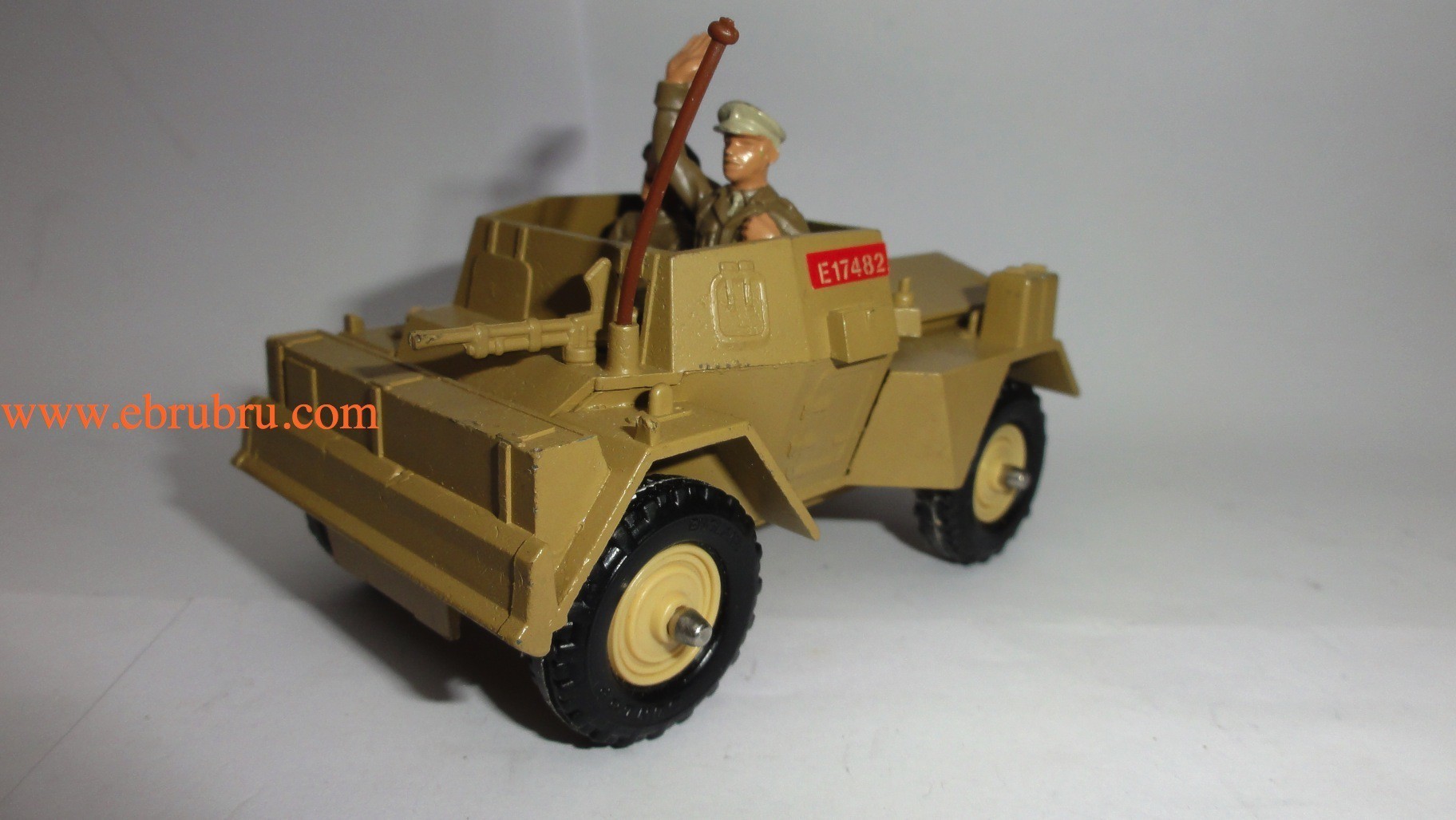 Scout car de la 8 eme armée Britains ref 9784