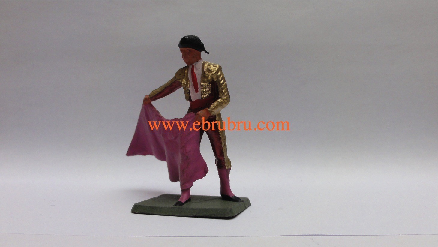 Matador passe de cape a droite Corrida Starlux ref C06