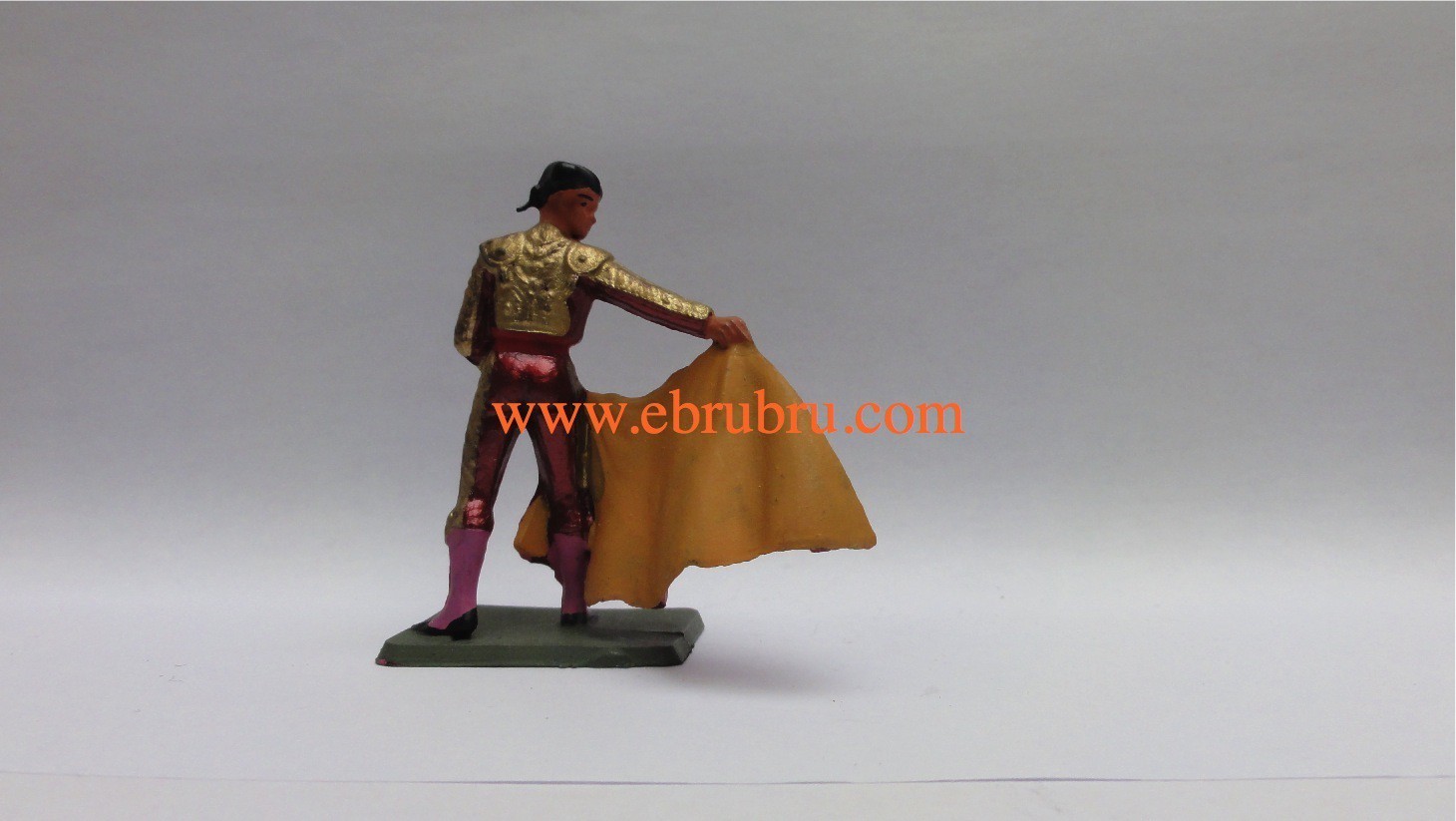 Matador passe de cape a droite Corrida Starlux ref C06