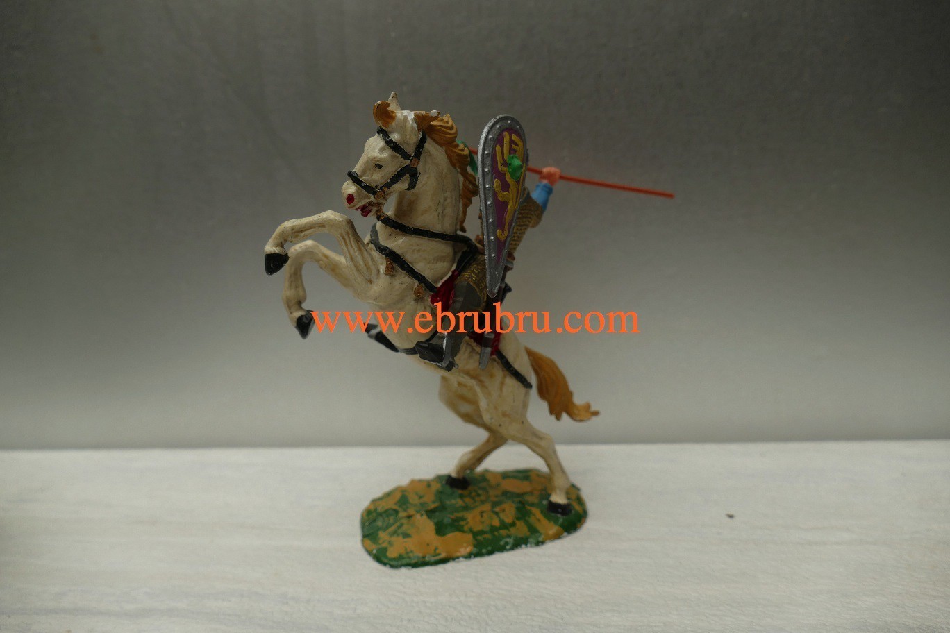 CHEVALIER DE BAYEUX AVEC LANCE SUR CHEVAL CABRÉ ELASTOLIN OUGEN RÉF 8882