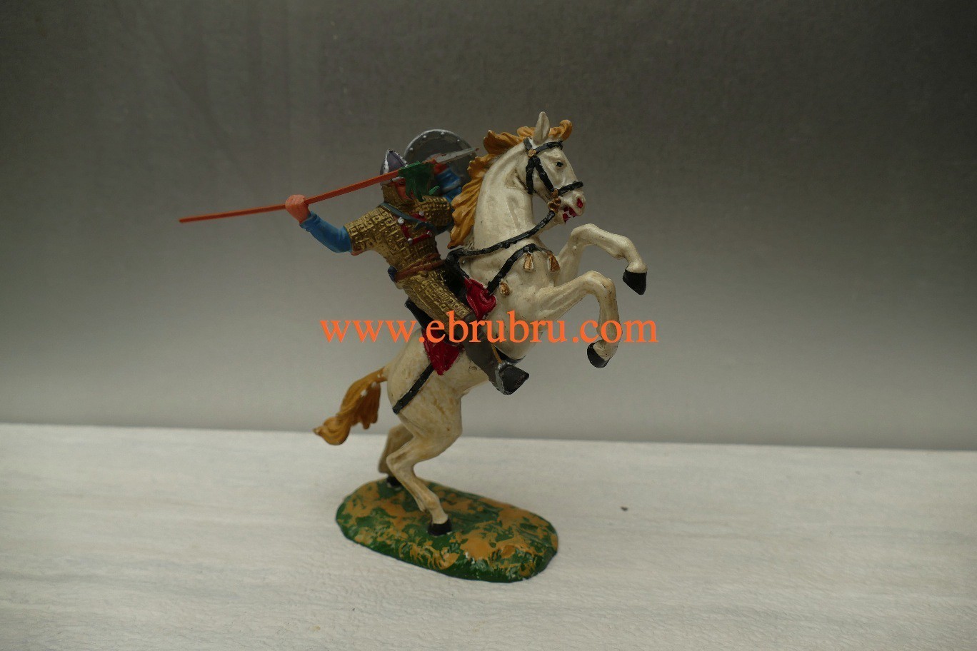 CHEVALIER DE BAYEUX AVEC LANCE SUR CHEVAL CABRÉ ELASTOLIN OUGEN RÉF 8882