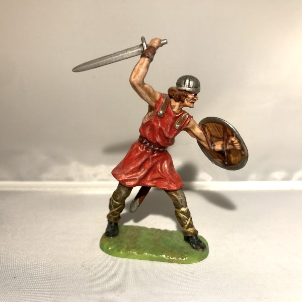 Normand attaquant avec épée -Tunique rouge - ELASTOLIN OUGEN 8838