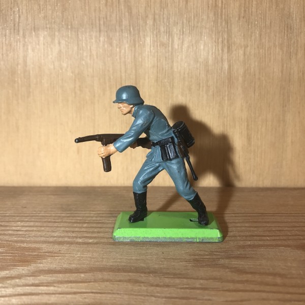 SOLDAT ALLEMAND EN AVANT FUSIL BRITAINS