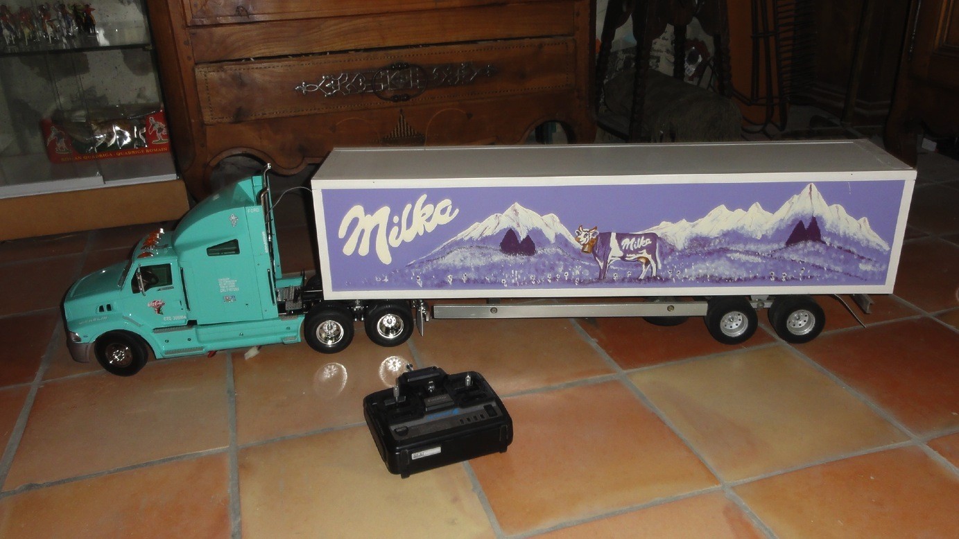 CAMION FORD AEROMAX & REMORQUE MILKA TAMIYA 1:14