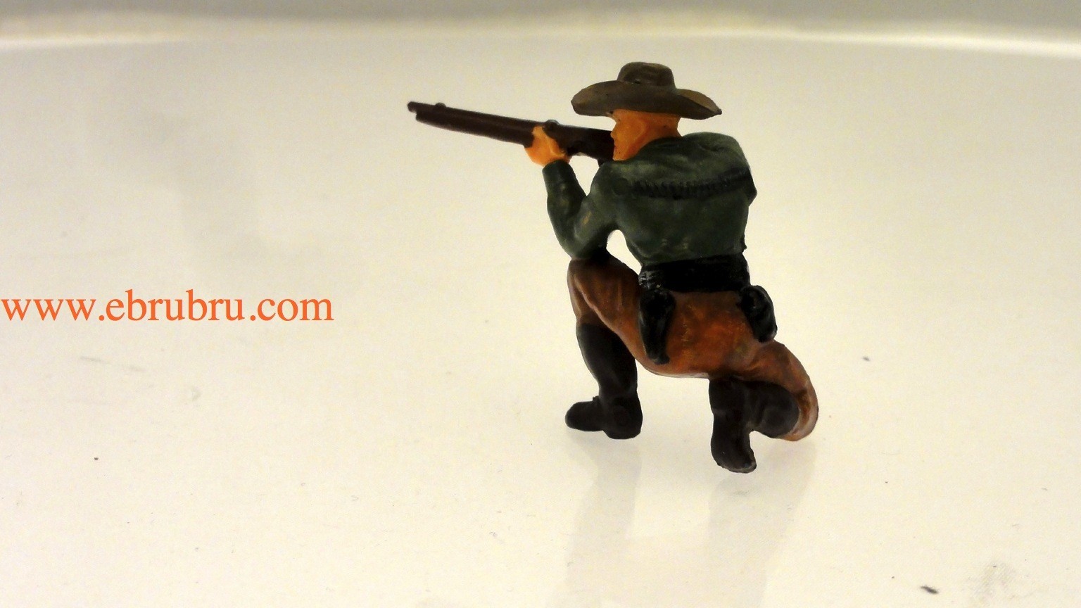 COWBOY TRAPPEUR A GENOUX TIRANT AU FUSIL ELASTOLIN OUGEN RÉF 6964